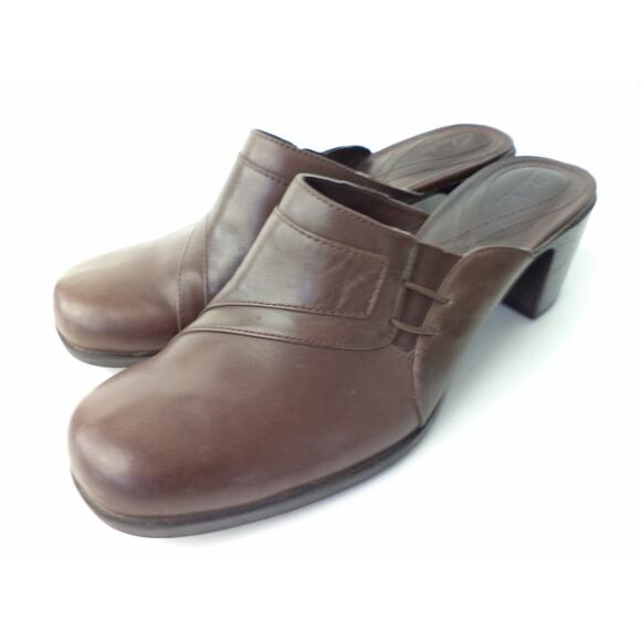 CLARKS DARK BROWN SMOOTH LEATHER HIGH HEEL MULE CLOG SHOE SZ 8.5M - Picture 1 of 7